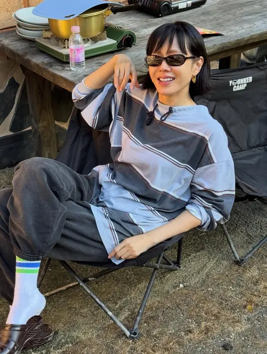 <p>Son Ye Jin mengunggah potret terbaru dengan gaya rambut terbaru. Jika rambutnya terbiasa terlihat panjang terurai, kali ini Son Ye Jin tampil dengan gaya rambut pendek. [@yejinhand]</p>