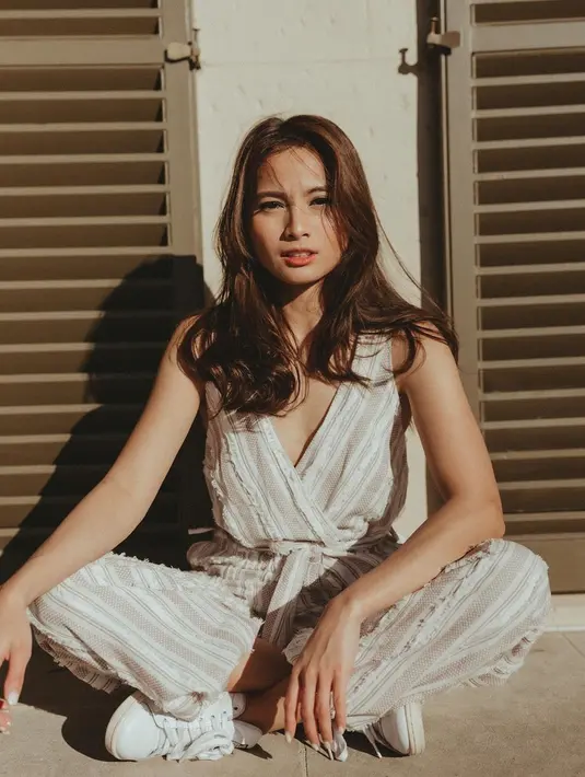 Jumpsuit bermotif garis yang dipakai oleh wanita 32 tahun ini juga terlihat cocok untuk hangout bersama teman. Menggunakan sneakers berwarna putih seperti Acha Septriasa pun membuat penampilan tampak santai namun menawan. (Liputan6.com/IG/@septriasaacha)