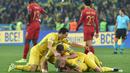 Para pemain Ukraina merayakan gol yang dicetak Andriy Yarmolenko ke gawang Portugal pada laga Kualifikasi Piala Eropa 2020 di Stadion NSK Olimpiyskyi, Kiev, Senin (14/10). Ukraina menang 2-1 atas Portugal. (AFP/Genya Savilov)