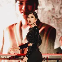 Tampil dengan busana hitam model crop top, penampilan Isyana ini pun banjir pujian netizen. Ia bahkan memilih untuk menata rambut secara sederhana namun dengan makeup lebih tebal pada bagian mata. (Liputan6.com/IG/@isyanasarasvati)