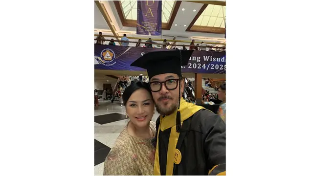 6 Potret Ferry Salim Wisuda Magister Hukum di Usia 58 Tahun, Penuh Syukur dan Bangga