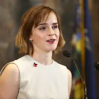 Selain pintar dibidang akademis, Emma rupanya sukses merambah dunia modeling. Emma didapuk sebagai model suatu brand ternama di dunia yang tak lain adalah Burberry. (AFP/Bintang.com)