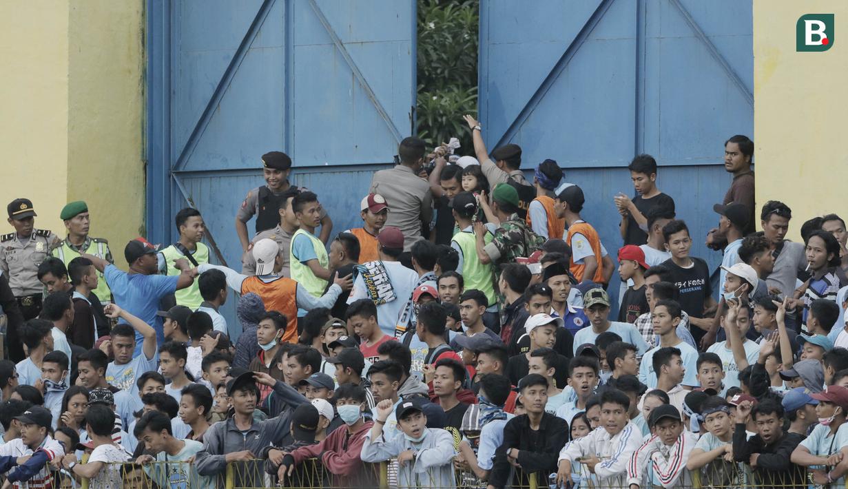 Suporter memasuki stadion saat menyaksikan pertandingan antara Perserang Serang melawan Persib Bandung pada laga uji coba di Stadion Maulana Yusuf, Serang, Kamis (1/3/2018). Persib menang 6-0 atas Perserang. (Bola.com/M Iqbal Ichsan)