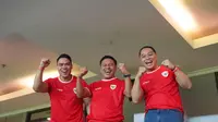 Eri Cahyadi (kanan) saat menonton laga Timnas Indonesia U-19 versus Filipina di Stadion GBT Surabaya. (Istimewa)