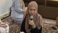 Bersama putrinya, Ria Ricis hadir dalam acara tersebut mengenakan abaya hitam dipadukan kerudung cokelatnya. Credit @dewizuhriati