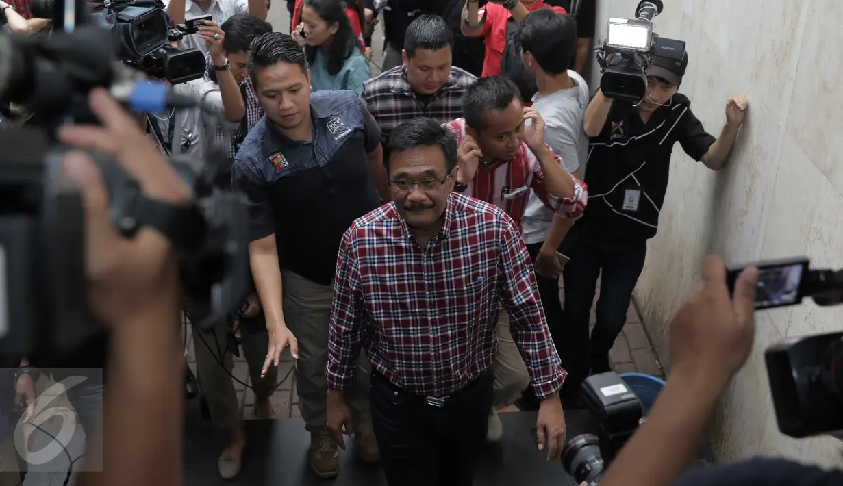 Calon wakil Gubernur DKI Jakarta Djarot Saiful Hidayat saat tiba di Reskrimum Polda Metro Jaya, Jakarta, Senin (21/11). Djarot diperiksa sebagai saksi atas kasus penolakan kampanye di Kembangan Utara. (Liputan6.com/Gempur M Surya)