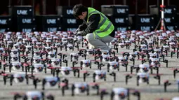 Seorang anggota staf memeriksa drone sebelum pertunjukan cahaya drone sebagai bagian dari Korea Drone Expo 2024 di Incheon pada tanggal 9 Mei 2024. (Foto oleh Jung Yeon-je / AFP)
