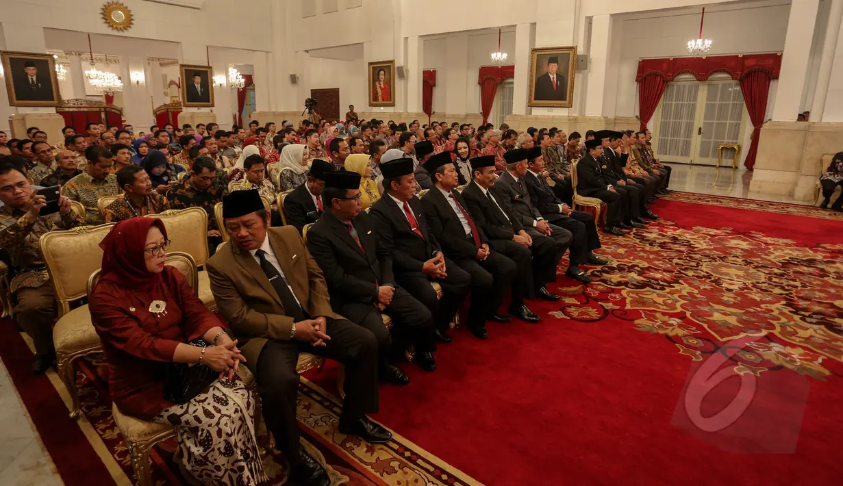 Sejumlah kepala daerah menghadiri acara pemberian penghargaan dari Presiden Joko Widodo, Jakarta, Selasa (28/4/2015).  Penghargaan ini diberikan dalam rangka hari otonomi daerah (Liputan6.com/Faizal Fanani)