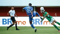 Benturan antara winger PSS Sleman, Kei Sano (hijau) dengan pemain PSIS Semarang, Boubacary Diarra dalam lanjutan BRI Liga 1 2023/2024, Jumat (21/7/2023). (Dok. PSS Sleman)