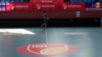Seorang Pemain berlatih di Hall A menjelang Indonesian Basketball League (IBL) di Senayan, Jakarta, Jumat (8/1/2016). Jakarta menjadi kota pembuka IBL musim ini pada tanggal 9-17 January di Hall A Senayan. (Bola.com/Nicklas Hanoatubun)