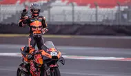 Miguel Oliveira mencatatkan sejarah sebagai pembalap pertama yang menjuarai ajang balap MotoGP di Sirkuit Jalan Raya Mandalika, Lombok, Indonesia. Mengawali balapan posisi ke-7, pembalap tim pabrikan KTM ini mampu melesat jadi yang terdepan di basahnya aspal Mandalika. (AFP/Bay Ismoyo)