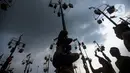 Sejumlah peserta bahu membahu memanjat batang pohon pinang dalam lomba panjat pinang di Pantai Festival Ancol, Jakarta, Rabu (17/8/2022). Sebanyak 45 pohon pinang siap dipanjat oleh pengunjung di Pantai Festival Ancol  untuk memeriahkan Hari Ulang Tahun (HUT) Ke-77 Republik Indonesia. (Liputan6.com/Faizal Fanani)