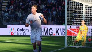 Pemain Napoli , Rasmus Hojlund, melakukan selebrasi setelah mencetak gol ke gawang Cremonese yang dijaga Emil Audero pada laga lanjutan Liga Italia di Stadion Giovanni Zini, Cremona, Minggu (28/12/2025) malam WIB. (Alberto Mariani/LaPresse via AP)