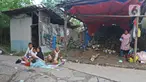 Warga mengungsi di tenda yang didirikannya di jalan Desa Sumber Urip Pebayuran, Senin (22/2/2021). Sudah tiga hari warga bertahan di tenda pengungsian dikarenakan banjir luapan sungai Citarum yang merendam permukiman warga kampung Babakan Banten Pebayuran. (Liputan6.com/Herman Zakharia)