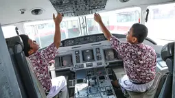 Pelajar mencoba pesawat terbang di Bekraf Habibie Festival 2017, Jakarta, Senin (7/8). Pameran berlangsung dari tanggal 7 -13 Agustus menampilkan teknologi inovasi lebih dari 100 perusahaan dan komunitas bidang IPTEK. (Liputan6.com/Faizal Fanani)