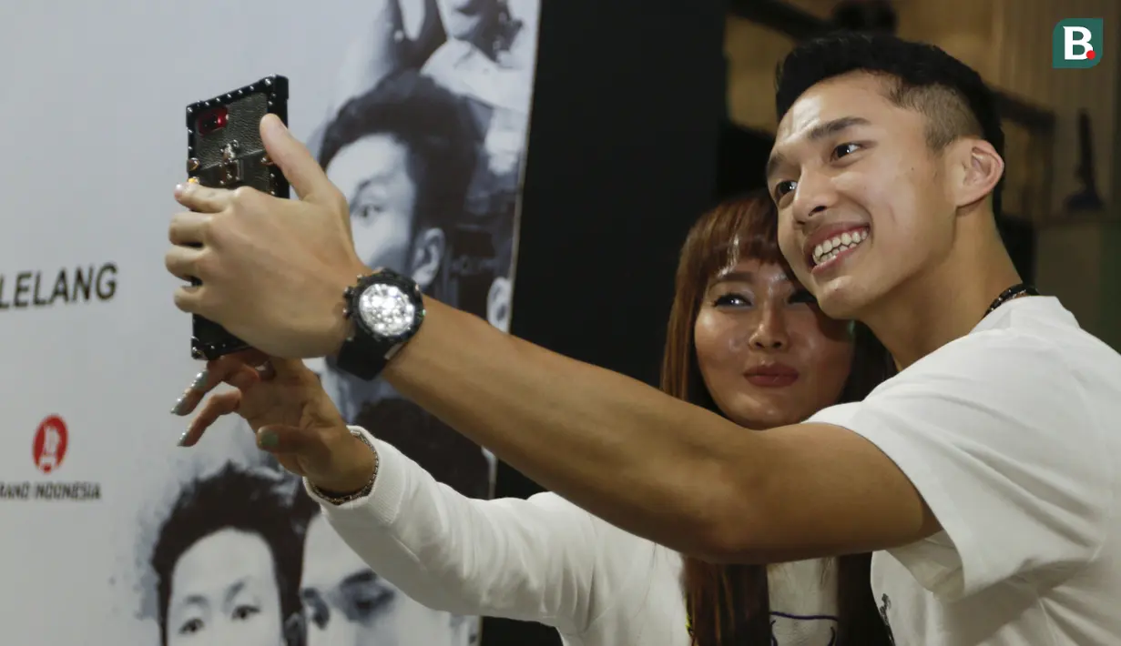 Pedangdut, Inul Daratista, memenangkan lelang raket milik Jonathan Christie saat lelang untuk Palu dan Donggala di Grand Indonesia, Jakarta, Sabtu (24/11). Raket milik Jojo itu laku seharga 200 juta rupiah. (Bola.com/Vitalis Yogi Trisna)