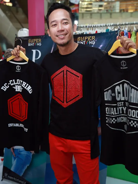 "Kita bisa foto tanda tangan, dan lain-lain. Saat kita bisa beri kesenangan buat orang yang selama ini support kita adalah kesenangan tersendiri juga," tutur Denny Cagur di Cibubur Junction, Jakarta Timur, Minggu (10/1). (Deki Prayoga/Bintang.com)