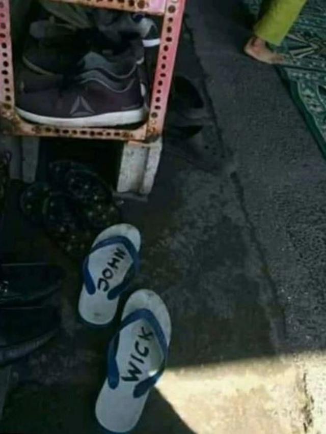 6 Nama Orang di Sandal Jepit Ini Curi Perhatian, Maling Senyum Tipis