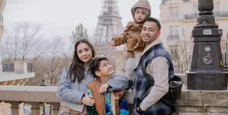 Momen liburan akhir tahun, banyak orang yang berlibur. Salah satunya adalah keluarga Raffi Ahmad yang juga liburan di Paris. [Foto: instagram.com/raffinagita1717]