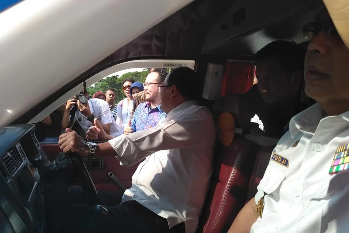 Sekitar 15 menit, Menhub Budi Karya menyetir mobil angkot berkeliling seputaran kawasan Monas. (Liputan6.com/Achmad Dwi Afriyadi)