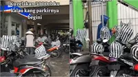 Kesungguhan tukang parkir menjaga motor para pengunjung, bungkus semua helm pakai kresek saat hujan. (Sumber: TikTok/ceovideorandom)