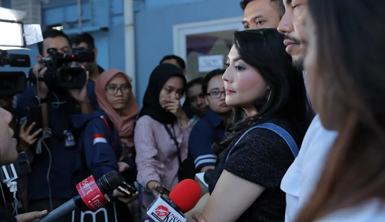 Meski begitu, Tessa tidak merasa keberatan jika Sandy mengungkit haknya bersama atau harta gono gini. Namun Tessa tak ingi jika Sandy mengganggu kehidupan pribadinya. (Deki Prayoga/Bintang.com)