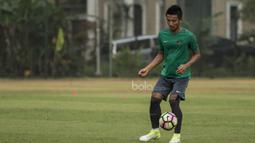 Gelandang Timnas Indonesia, Bayu Pradana, mengontrol bola saat berlatih di Lapangan SPH Karawaci, Banten, Sabtu (10/6/2017). Latihan ini merupakan persiapan jelang laga persahabatan melawan Puerto Rico. (Bola.com/Vitalis Yogi Trisna)