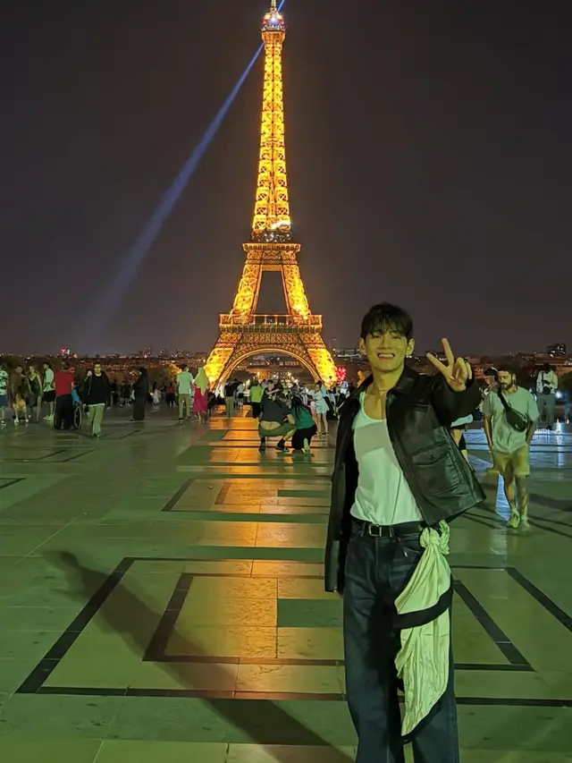 Gaya V BTS selama di Paris bikin curi perhatian. [@thv]
