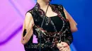 Penampilannya dipuji cantik lantaran tampil bak bidadari dalam balutan dress dengan sentuhan wastra [@therealangelkaramoy]