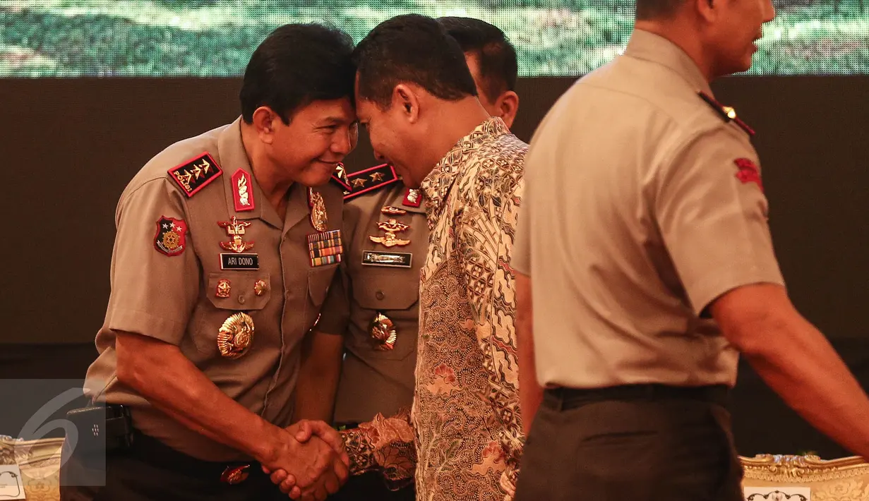 Kepala BNN Komjen Budi Waseso menyapa Kabareskrim Komjen Pol Ari Dono Sukmanto saat menghadiri pengarahan Presiden Jokowi kepada Kapolda dan Kepala Kejaksaan Tinggi se-Indonesia, di Istana Negara, Jakarta, Selasa (18/7). (Liputan6.com/Faizal Fanani)