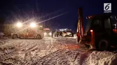 Sebuah pesawat penumpang Rusia yang membawa 71 orang jatuh di dekat Moskow, sesaat setelah lepas landas dari salah satu bandar udara di kota tersebut. Tidak ada yang selamat.