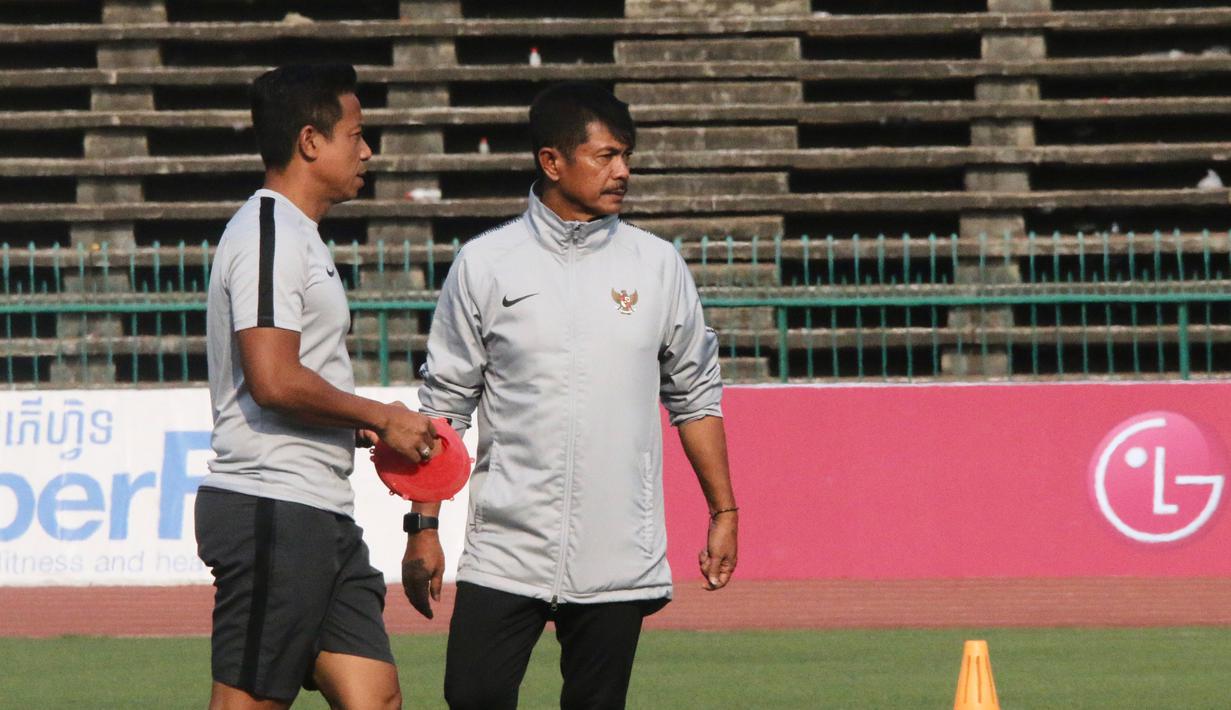 Pelatih Timnas Indonesia U-22, Indra Sjafri, mengamati anak asuhnya saat latihan di Stadion National Olympic, Phnom Penh, Sabtu (23/2). Latihan ini persiapan jelang laga semifinal Piala AFF U-22 melawan Vietnam. (Bola.com/Zulfirdaus Harahap)