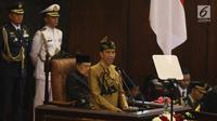 Presiden Joko Widodo dengan baju adat suku Sasak NTB menyampaikan pidato kenegaraan dalam Sidang Bersama DPD-DPR di Kompleks Parlemen, Senayan, Jakarta, Jumat (16/8/2019). Setelah sidang tahunan MPR 2019 berakhir, agenda berlanjut ke sidang bersama DPD-DPR. (Liputan6.com/Johan Tallo)