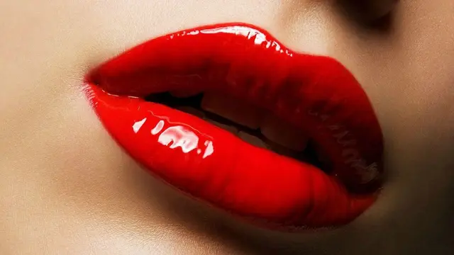 Potret Lipstik Glossy yang Bikin Bibir Kamu Sebening Cermin