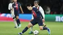 Pemain Paris Saint-Germain (PSG), Lee Kang-in, berusaha mengecoh pemain AC Milan, Theo Hernandez, pada laga Liga Champions di Stadion Parc de Princes, Paris, Kamis (26/10/2023). (AFP/Franck Fife)