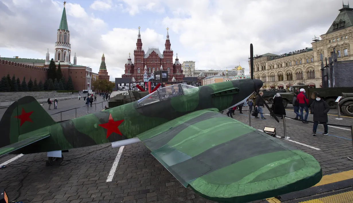 Pesawat dan kendaraan militer dipamerkan di museum instalasi terbuka di Lapangan Merah, Moskow, Rusia, 7 November 2020. Tahun ini, parade memperingati 79 tahun parade militer dibatalkan karena pemberlakuan pembatasan guna menghentikan laju penyebaran COVID-19. (Xinhua/Alexander Zemlianichenko Jr)