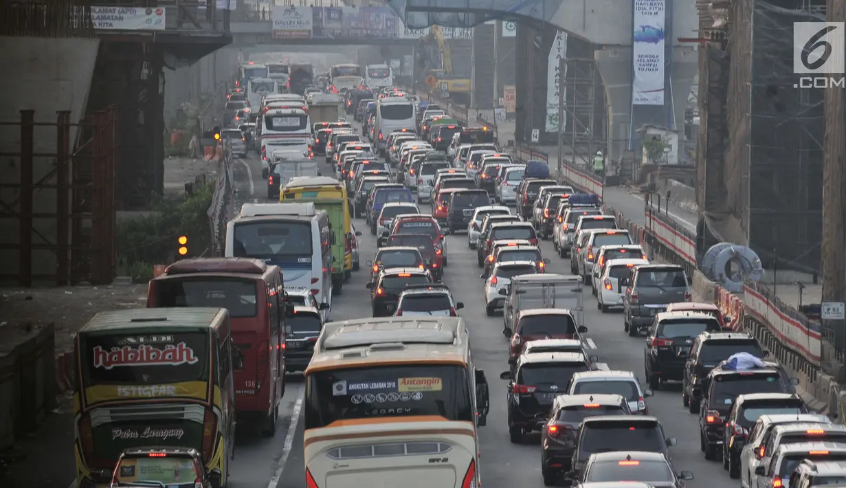 Antrean kendaraan melintasi ruas Tol Jakarta-Cikampek, Bekasi, Rabu (13/6). Pada H-2 Lebaran, kepadatan di ruas tol Jakarta-Cikampek disebabkan karena penyempitan jalur, lantaran ada proyek pembangunan LRT dan Tol Elevated. (Merdeka.com/Iqbal S. Nugroho)