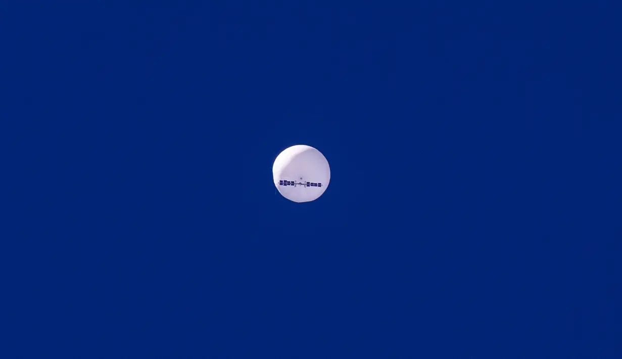 Balon mata-mata China terbang di atas Samudra Atlantik, South Carolina, Amerika Serikat, 4 Februari 2023. Kementerian Pertahanan Amerika Serikat mengonfirmasi jet tempurnya menjatuhkan balon di atas perairan teritorial Amerika Serikat. (Chad Fish via AP)