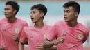 Pemain Timnas Indonesia U-19, Sutan Zico dan Beckham Putra, saat menggelar sesi latihan di Stadion Wibawa Mukti, Cikarang, Senin (13/1/2020). Sebanyak 51 pemain mengikuti seleksi untuk memperkuat skuat utama Timnas Indonesia U-19. (Bola.com/M Iqbal Ichsan)