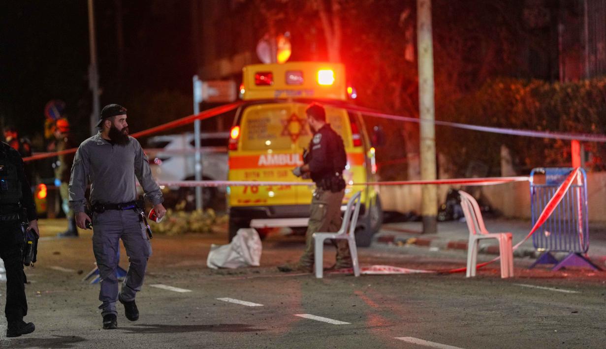 Untuk diketahui, eskalasi serangan rudal ini merupakan aksi balasan Iran terhadap gempuran udara yang dilakukan Israel bersama Amerika Serikat ke Teheran pada Sabtu 28 Februari 2026. Tampak dalam foto, petugas tanggap darurat dan paramedis Israel memeriksa lokasi sekitar serangan rudal Iran di Tel Aviv, Israel, Sabtu 28 Maret 2026 pagi waktu setempat. (AP Photo/Maya Levin)