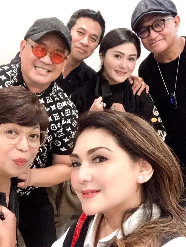 Nia Daniaty Bertemu Sesama Artis Senior Saat melayat Nindy Ellesse Laoh (Foto: Instagram/@niadaniatynew)