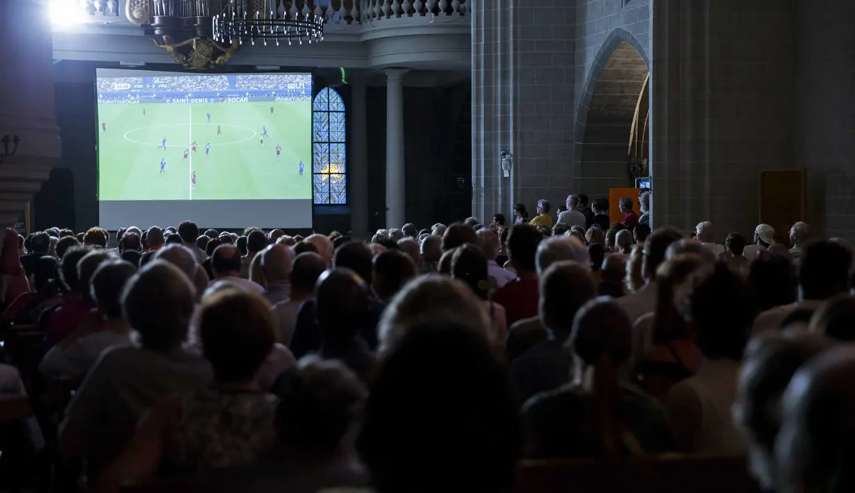 Warga memadati ruang gereja saat acara nonton bareng laga final piala Eropa 2016 antara Portugal melawan Prancis di Gereja St Francis, Lausanne, Swiss, (10/7/2016).  (EPA/Cyril Zingaro)