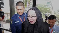 Ratu Atut Chosiyah mengenakan busana hitam dengan rompi tahanan saat memenuhi panggilan KPK, Jakarta, Senin (10/11/2014)(Liputan6.com/Miftahul Hayat)