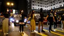 Demonstran prodemokrasi membentuk rantai manusia di jalanan Kowloon, Hong Kong, Jumat (23/8/2019). Protes Jumat malam itu tidak berizin, tapi berlangsung damai. (AP Photo/Vincent Yu)