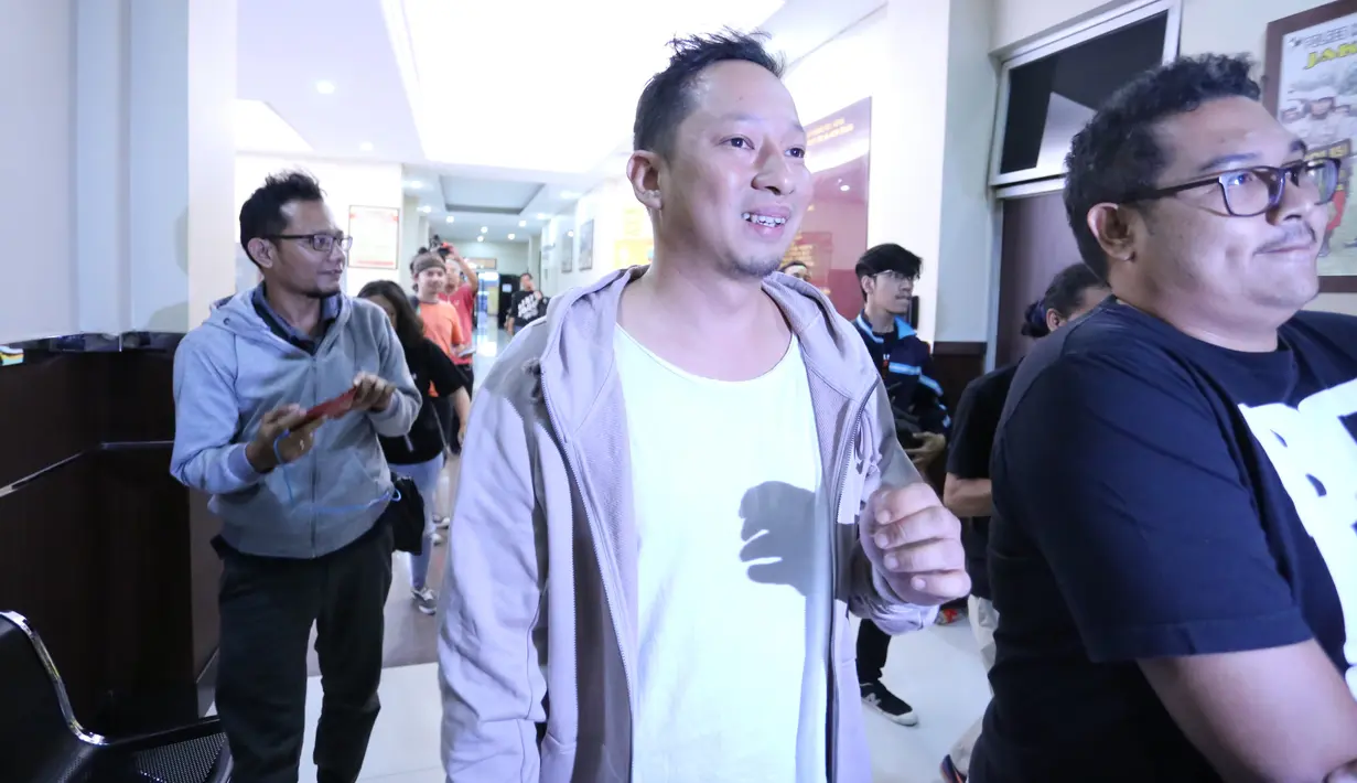 Selain artis senior, pada hari yang sama terlihat Ringgo Agus Rahman. Kedatangan Ringgo setelah Lukman Sardi dan Arie Daginkz. Ayah seorang anak itu menceritakan kondisi Tora di ruang Sat Narkoba. (Adrian Putra/Bintang.com)