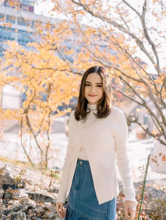 Potret cantik lainnya dari Syifa Hadju berlatar pemandangan musim gugur. Ia mengenakan turtleneck cokelat muda dipadu dengan sweater senada, dan denim skirt dengan desain yang edgy. [Foto: Instagram/syifahadju]