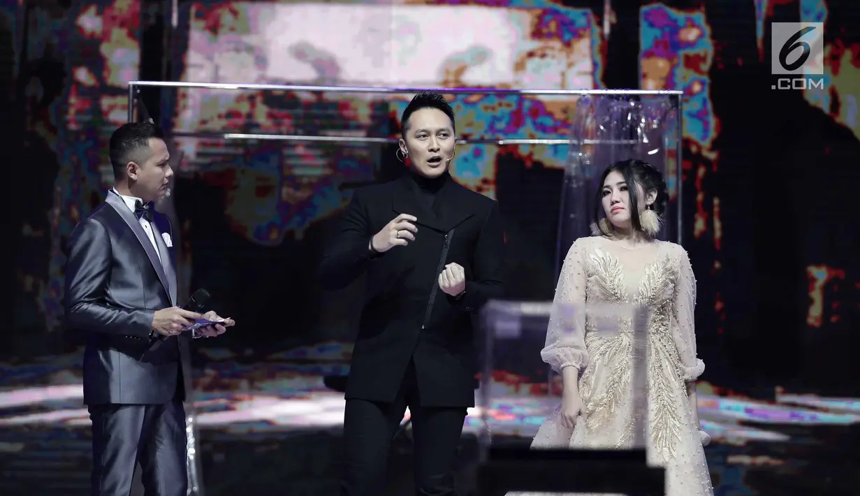 Demian saat akan melakukan aksi sulap dalam acara SCTV Music Awards 2018 di Studio 6 Emtek, Jakarta, Jumat (27/4). Aksi sulap dari demian ini juga berhasil mengibur sekaligus memukau penonton. (Liputan6.com/Faizal Fanani)