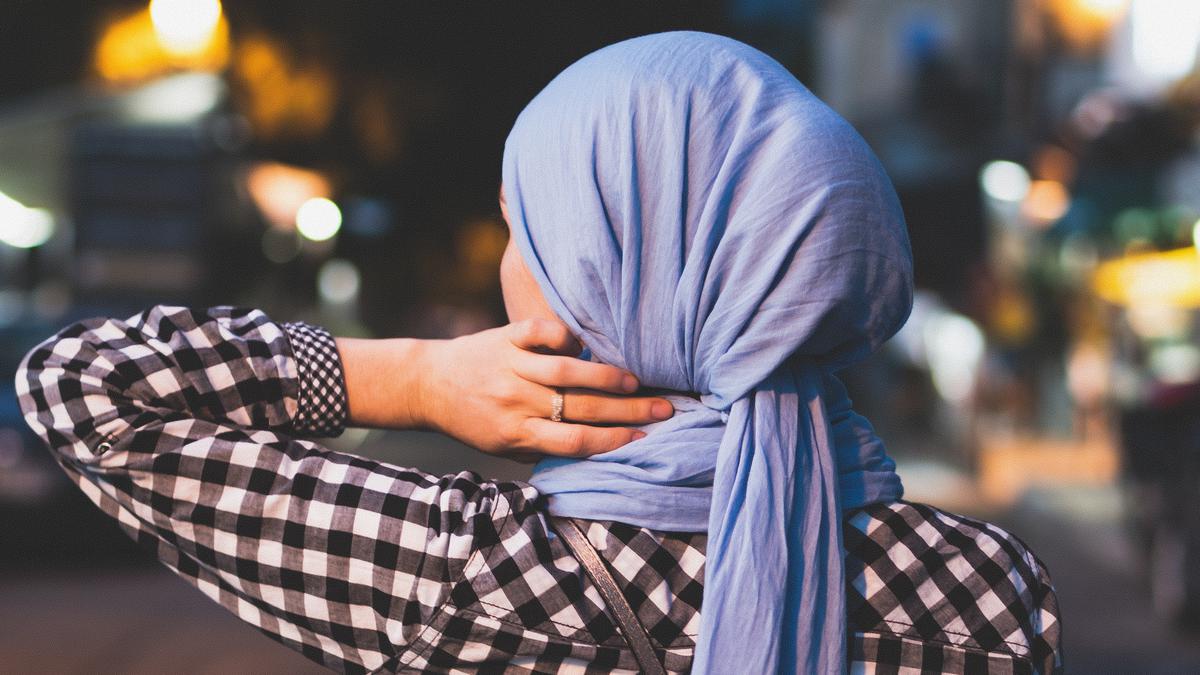 Indian Girls Struggle to Wear Hijab in College thumbnail