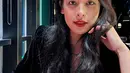 Gaya makeup untuk date night dari Maudy Ayunda. Maudy memadukan penampilannya dengan outfit hitam dan pulasan lipstik merah. [Foto: Instagram/maudyayunda]