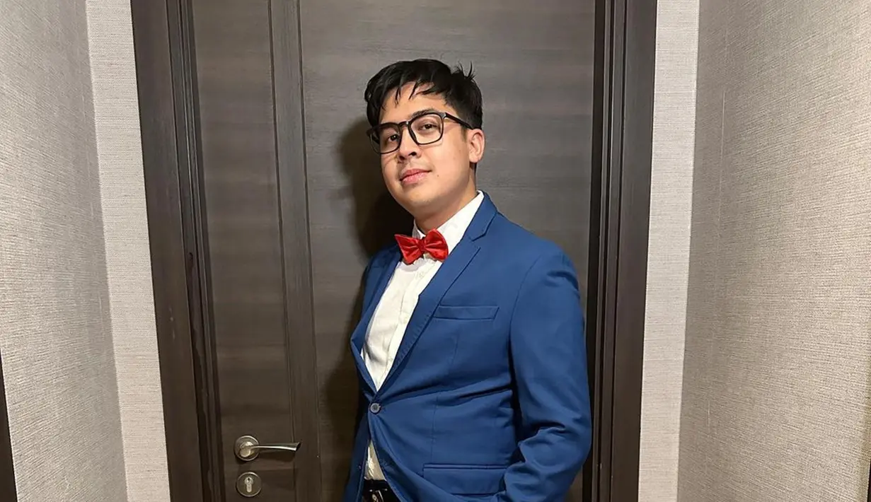 YouTuber hits terlihat keren ketika pakai setelan jas layaknya Detektif Conan. Netizen pu terkagum-kagum dengan gaya Jerome Polin. Momen Jerome cosplay Conan ini jadi momen pertama ia cosplay anime. (Liputan6.com/IG/jeromepolin)
